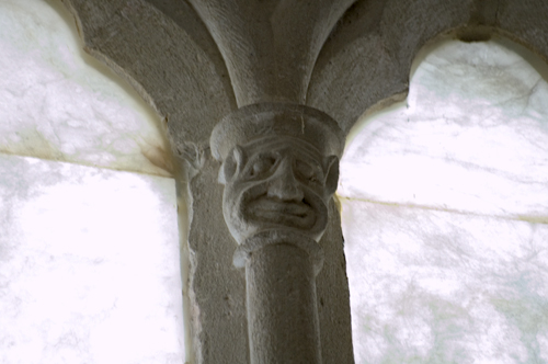Figura de gárgola en las columnillas del ábside de la iglesia de Cañas